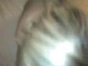 A loura magricela dá ...